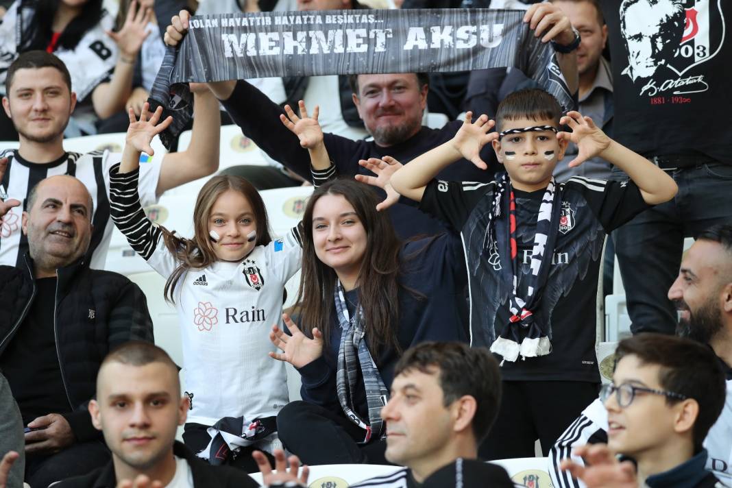 Beşiktaş Başakşehir maçı tribünlerinden muazzam kareler 36